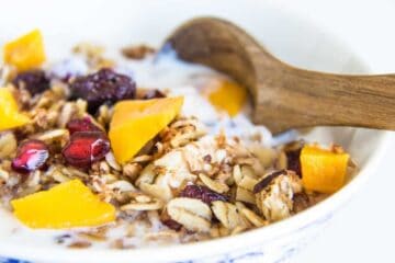 Hjemmelavet müsli smager fantastisk og er let at lave. Prøv denne opskrift og server som her drysset på A-38 med frisk mango og granatæblekerner. Foto: Leif Bertelsen / Madensverden.dk