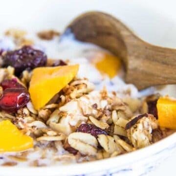 Hjemmelavet müsli smager fantastisk og er let at lave. Prøv denne opskrift og server som her drysset på A-38 med frisk mango og granatæblekerner. Foto: Leif Bertelsen / Madensverden.dk