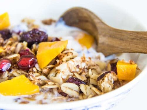 Hjemmelavet müsli smager fantastisk og er let at lave. Prøv denne opskrift og server som her drysset på A-38 med frisk mango og granatæblekerner. Foto: Leif Bertelsen / Madensverden.dk
