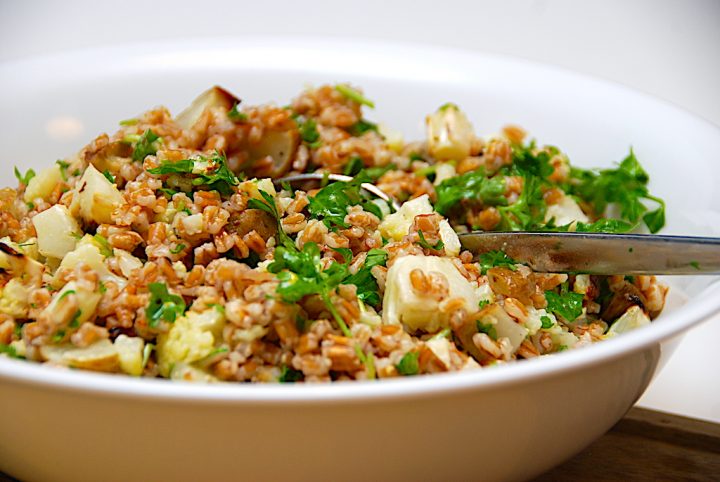 Billede af perlespeltsalat med blomkål og jordskokker.