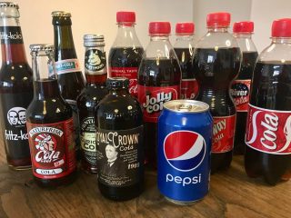 Fødevareekspert og smagsdommer Charlotte Mithril har smagt på 12 forskellige slags cola i denne smagstest af cola. Foto: Charlotte Mithril / Madensverden.dk
