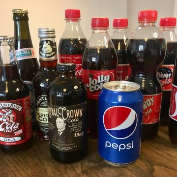 Fødevareekspert og smagsdommer Charlotte Mithril har smagt på 12 forskellige slags cola i denne smagstest af cola. Foto: Charlotte Mithril / Madensverden.dk