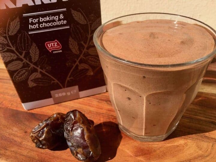 Denne chokolade smoothie med dadler og banen har en fantastisk lækker og cremet chokoladesmag og kan laves på kun få minutter. Foto: Charlotte Mithril / Madensverden.dk