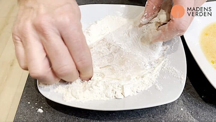 fisken paneres førs i mel