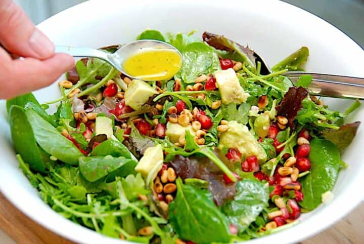 billederesultat for grøn salat med granatæble og avocado