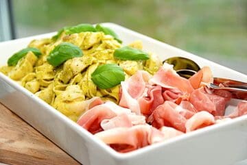 italiensk pastafad med artiskokker og skinke