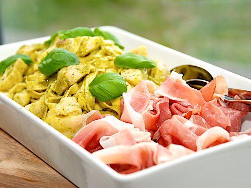 italiensk pastafad med artiskokker og skinke