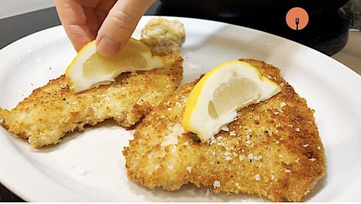 paneret fiskefilet serveres med citron