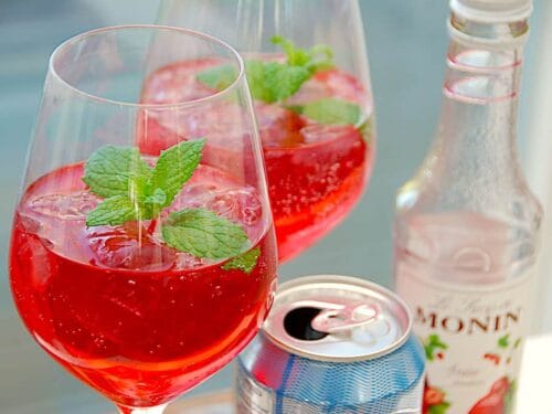 rød gin og tonic med jordbær