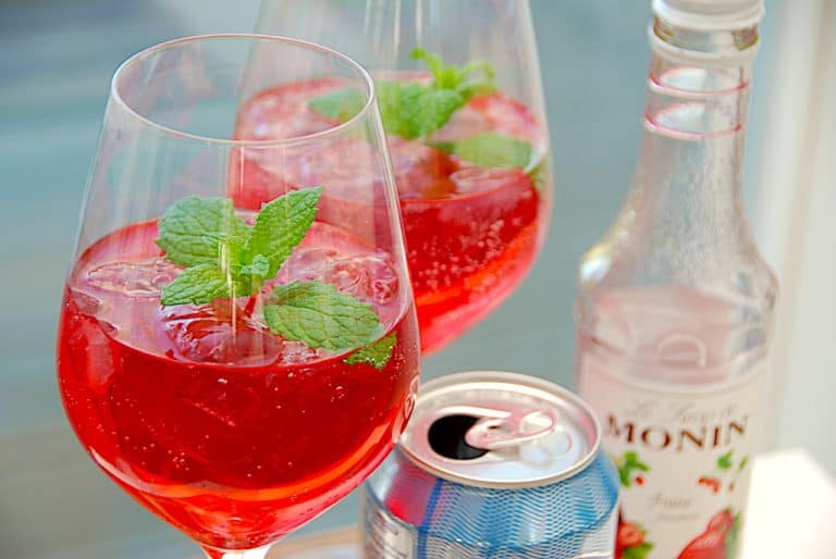 rød gin og tonic med jordbær