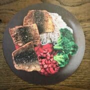 Stegt hornfisk er både lækkert og nemt at tilberede. Her serveres den med en frisk blommekompot, lynstegt broccoli og kogte nudler. Foto: Modelfoto fra projekt FiSK.