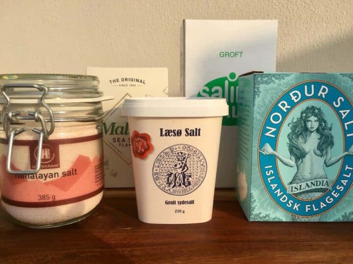 Der er forskel på salt. Flagesalt, fint salt eller groft salt giver dine sanser forskellige oplevelser, så tænk over hvilken type salt, du bruger hvornår. Foto: Charlotte Mithril / Madensverden.dk