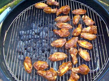 chicken wings med blue cheese dressing
