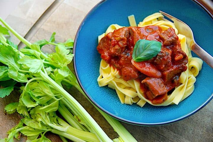 italiensk gullasch med pasta