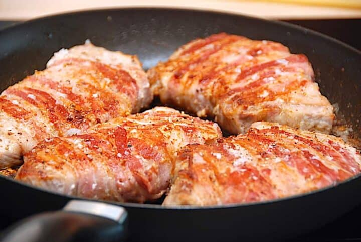 koteletter med bacon på pande