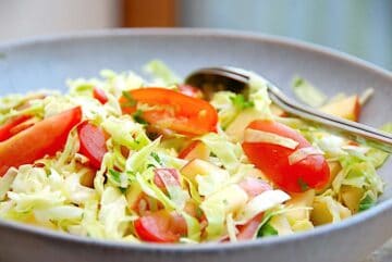 spidskålssalat med tomater