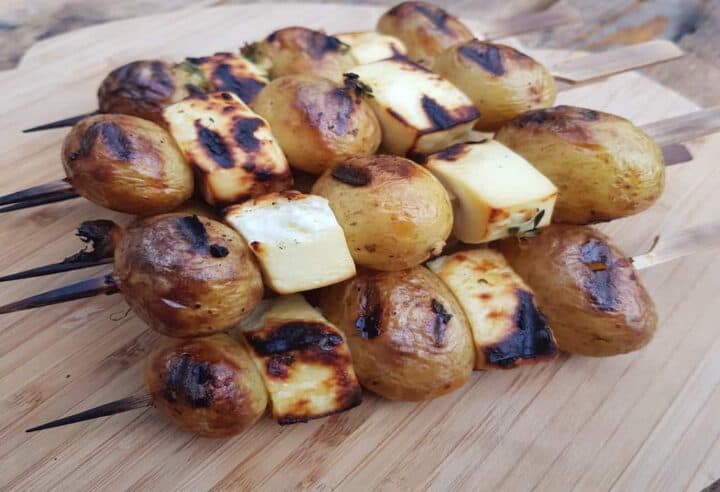 billede med grillspyd med kartofler og ost