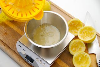 citronsaften vejes af til lemonaden