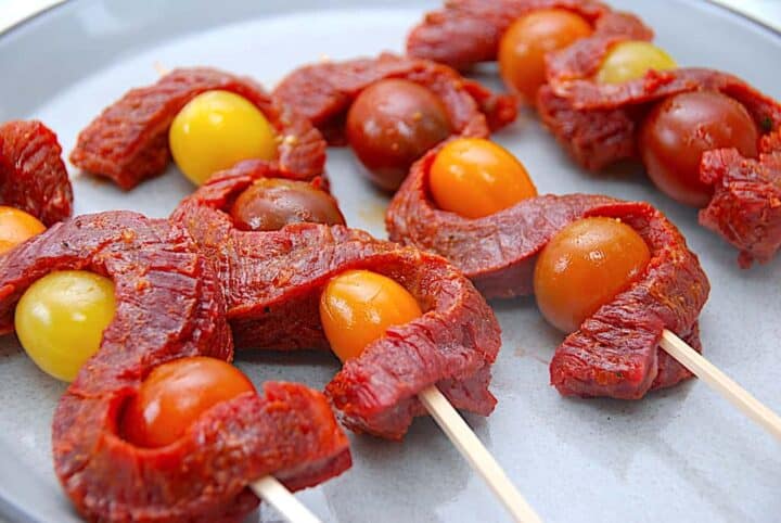 grillspyd med flankesteg og tomater