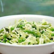 billede med grøn spidskålssalat med mayodressing