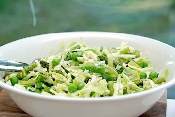 billede med grøn spidskålssalat med mayodressing
