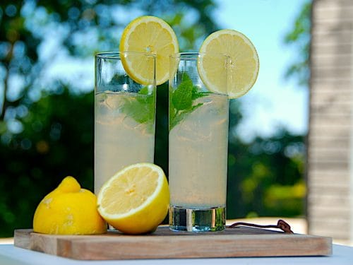 Det her er sommerens bedste lemonade, og den er hjemmelavet. En nem og lækker citronlemonade, som laves af blot tre ingredienser. Foto: Holger Rørby Madsen, Madensverden.dk.