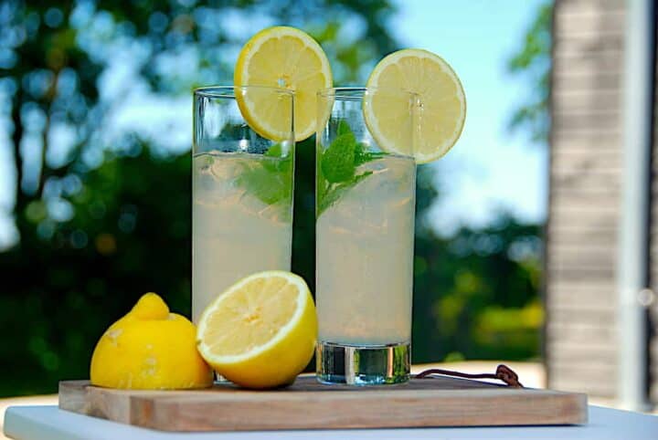 Det her er sommerens bedste lemonade, og den er hjemmelavet. En nem og lækker citronlemonade, som laves af blot tre ingredienser. Foto: Holger Rørby Madsen, Madensverden.dk.