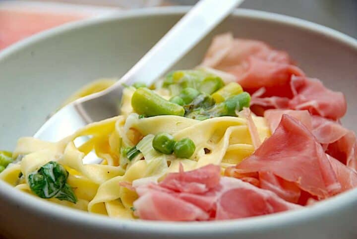 billede med pasta med asparges og ærter