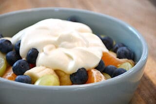 billede med råcreme og frugtsalat