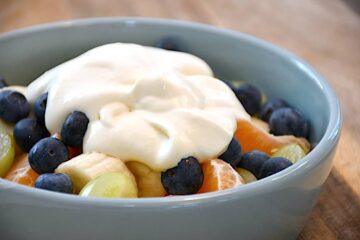 billede med råcreme og frugtsalat