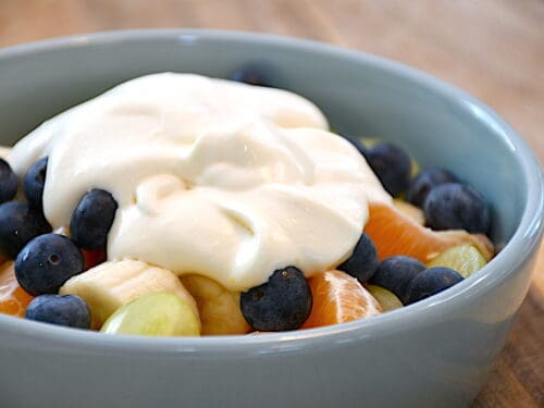 billede med råcreme og frugtsalat