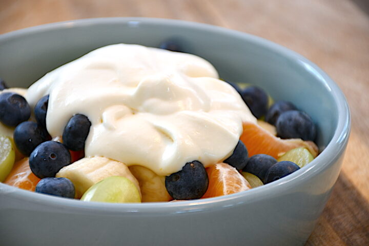 billede med råcreme og frugtsalat