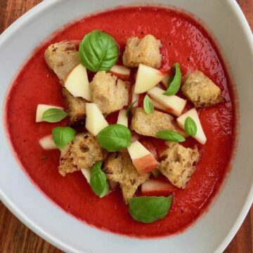 Gazpacho er en spansk klassikker, der smager skønt på en varm sommerdag. Rødbeden i rødbedegazpacho giver både ekstra smag og en smuk farve. Foto: Charlotte Mithril.