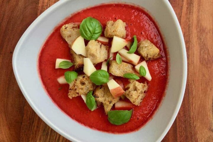 Gazpacho er en spansk klassikker, der smager skønt på en varm sommerdag. Rødbeden i rødbedegazpacho giver både ekstra smag og en smuk farve. Foto: Charlotte Mithril.