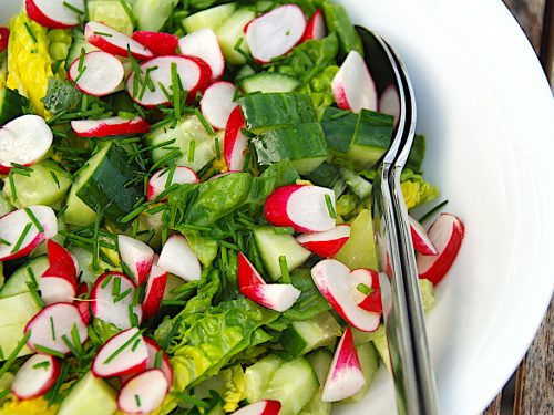 romainesalat med radiser, agurk og dressing