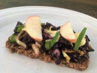 Vegetarsmørrebrød med kål