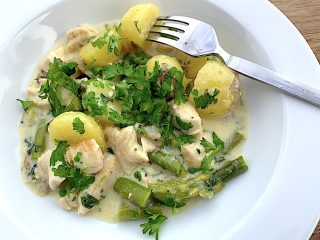 sommergryde med kartofler og asparges