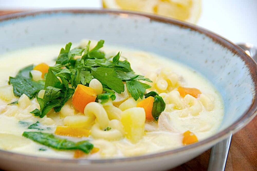 Kylling i fad med ris og grøntsager