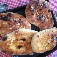 Naan med hvidløg på ternet dug