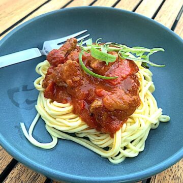 billederesultat for oksekød i tomatsauce med frisk pasta