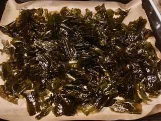 Tang har i mange år været en overset råvare i Danmark, men er nu ved at finde vej til vores køkken. Tangchips er et godt eksempel på en lækker snack med tang. Foto: Omø Tang