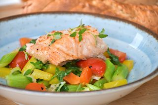 billederesultat for laks med lynstegte grøntsager