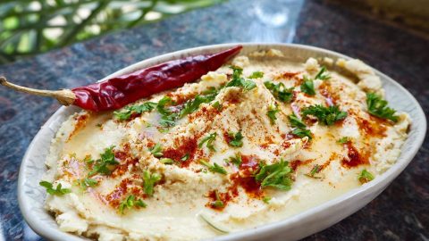 Billede af hummus med hjemmelavet tahin.