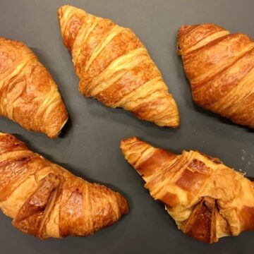 I denne smagstest af croissanter indgår fem forskellige bake-off varianter fra Lidl, Føtex, Aldi, Fakta og 7-Eleven (fra venstre øverst). Ingen får dog topkarakter. Foto: Charlotte Mithril / Madensverden.dk