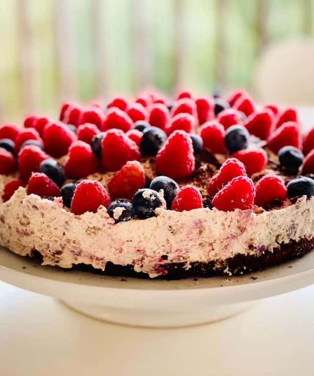 Sprød mandelbund med cremet hindbærflødeskum med Daim og friske bær og chokolade på toppen – sådan ser den lækreste Daimkage ud. Foto: Charlotte Mithril / madensverden.dk