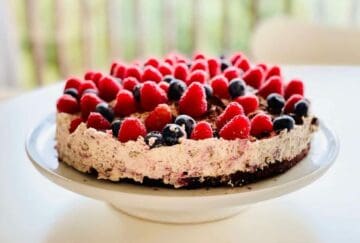 Sprød mandelbund med cremet hindbærflødeskum med Daim og friske bær og chokolade på toppen - sådan ser den lækreste Daimkage ud. Foto: Charlotte Mithril / madensverden.dk