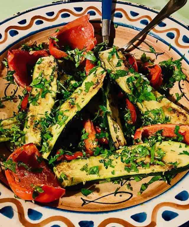 Grillede grøntsager med gremolata smager skønt! Her er det grillet squash og rød peberfrugt, der efterfølgende er vendt i den italienske krydderurtetopping. Foto: Charlotte Mithril.