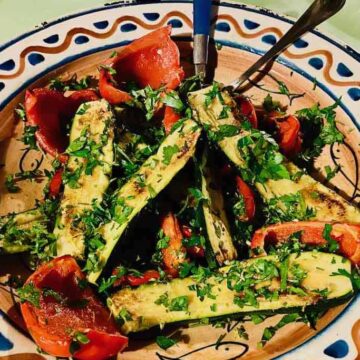 Grillede grøntsager med gremolata smager skønt! Her er det grillet squash og rød peberfrugt, der efterfølgende er vendt i den italienske krydderurtetopping. Foto: Charlotte Mithril.