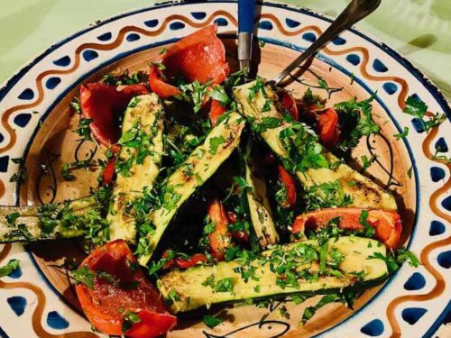 Grillede grøntsager med gremolata smager skønt! Her er det grillet squash og rød peberfrugt, der efterfølgende er vendt i den italienske krydderurtetopping. Foto: Charlotte Mithril.