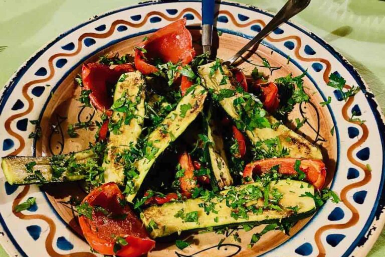 Grillede grøntsager med gremolata smager skønt! Her er det grillet squash og rød peberfrugt, der efterfølgende er vendt i den italienske krydderurtetopping. Foto: Charlotte Mithril.